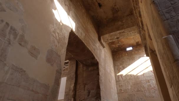 Panning Skott Inifrån Luxor Temple Visar Ruinerna — Stockvideo