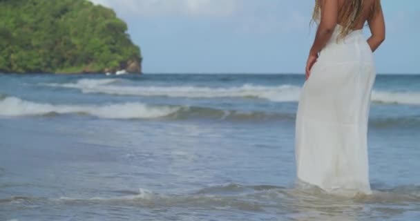 Ascending Camera Movement Young Girl Walking Beach Waves Crashing Her — Vídeos de Stock