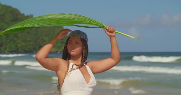 Verbazingwekkende Jonge Vrouwelijke Tinten Onder Een Palmblad Het Strand Met — Stockvideo
