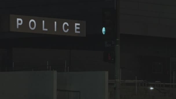 Wit Gloeiend Bord Van Het Politiebureau Nachts Met Knipperend Verkeerssignaal — Stockvideo