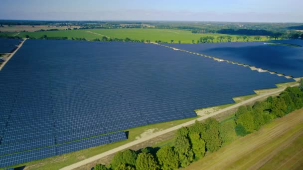 Gran Granja Solar Expansiva Campo Dolly Lenta Aérea Izquierda — Vídeos de Stock