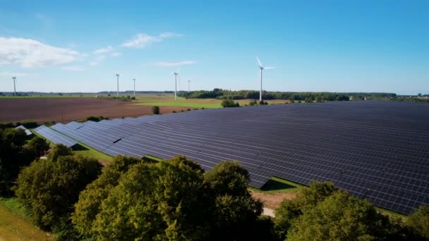 Deslice Lado Los Paneles Solares Turbina Viento Paisaje Rural — Vídeo de stock