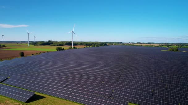 Sonnenkollektoren Windräder Auf Der Grünen Wiese Luftaufnahme Polen — Stockvideo