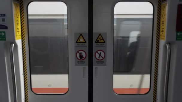 Trenin Önünden Geçerken Pencereden Bak Çin Metrosundaki Tren Kapılarını Kapat — Stok video