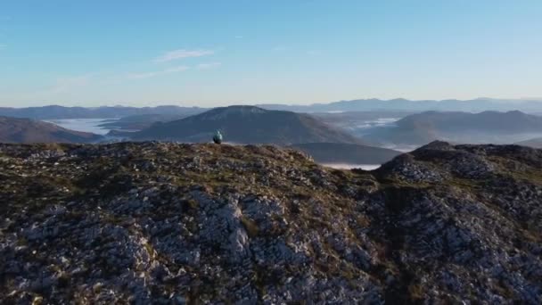 Drone Flight Person Sitting Top Mountain Sunrise Time Watching Sea — Vídeo de stock