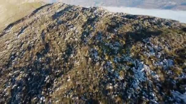 Voo Drone Sobre Mar Nuvens Passando Sobre Uma Montanha Nascer — Vídeo de Stock