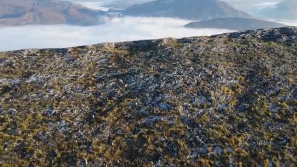 Vuelo Drones Sobre Mar Nubes Pasando Sobre Una Montaña Amanecer — Vídeo de stock