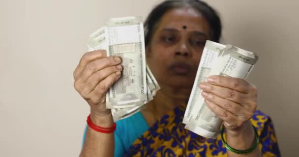 Hintli Kadın Evdeki Beyaz Duvara Karşı Yeni Hint 500 Rupisi — Stok video