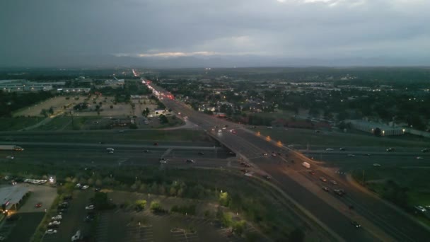 Движение Транспорта Путепроводу Улицам Скоростной Дороге Ночью Денвере Колорадо Сша — стоковое видео
