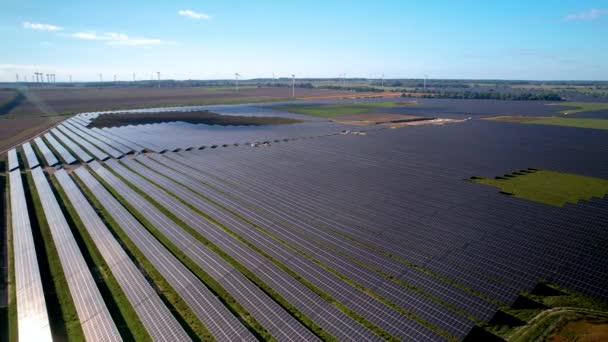 波兰具有多排太阳能光伏面板的大型可持续发电厂的空中景观 — 图库视频影像
