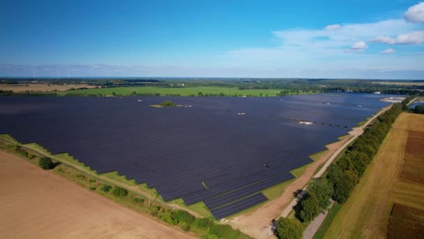 在阳光灿烂的日子里 波兰太阳能光伏农场 无人机空中飞越巨大的太阳能电池板阵列 — 图库视频影像