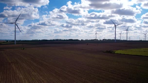 波兰多云天空下的风力涡轮机发电场空中景观 — 图库视频影像