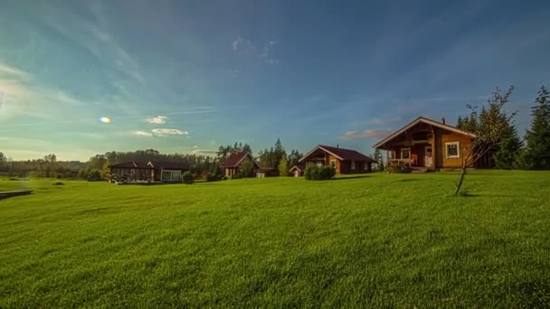 住宅のコテージハウスと緑の芝生の芝生の芝生の午後の農村地域では 癒しの日差し タイムラプス — ストック動画