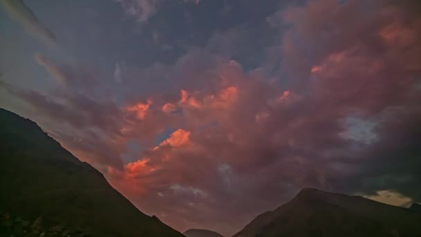 Dzień Nocy Lapse Niski Kąt Zachmurzone Niebo Porusza Się Sylwetką — Wideo stockowe