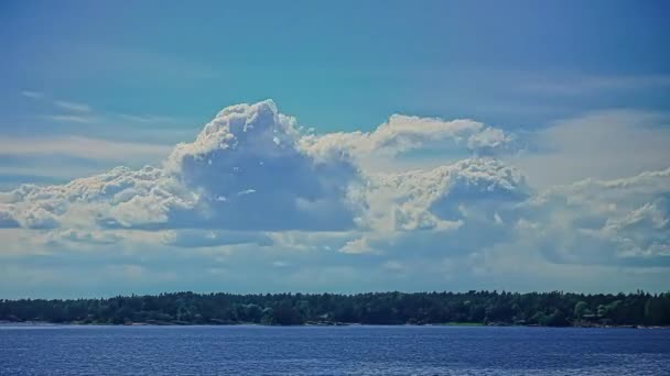 Avrupa Bir Göl Üzerinde Bulutların Hareketlenmesiyle Güzel Bir Gündüz Vaktinin — Stok video