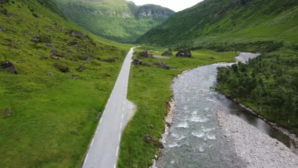 Norveç Vikafjell Dağı Ndaki Çarpıcı Yemyeşil Vadide Araç Kareye Giriyor — Stok video