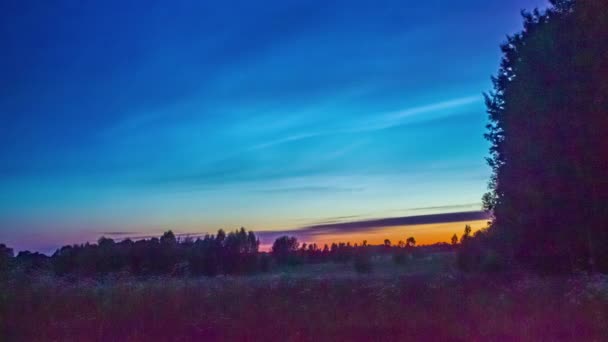 Gün Batımında Yumuşak Pastel Gökyüzünün Zamansal Görüntüsü Kırsal Arazinin Üzerinden — Stok video