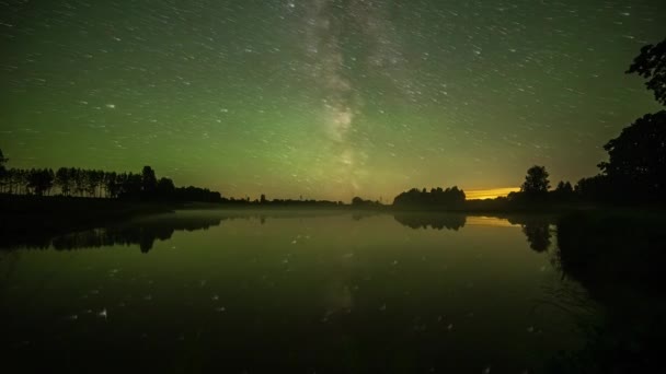 Timelapse Toma Noche Estrellada Sobre Lago Tranquilo Largo Campiña Rural — Vídeos de Stock
