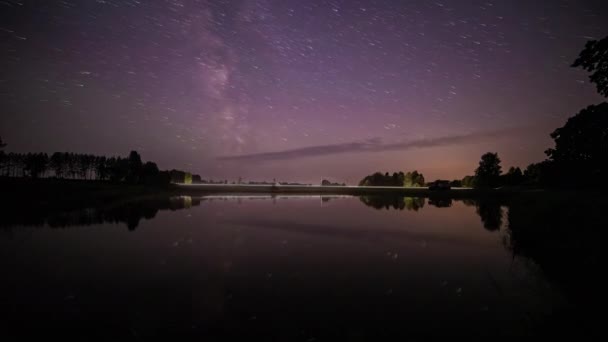 Lapso Nocturno Junto Lago Vía Láctea Mueve Través Del Cielo — Vídeo de stock