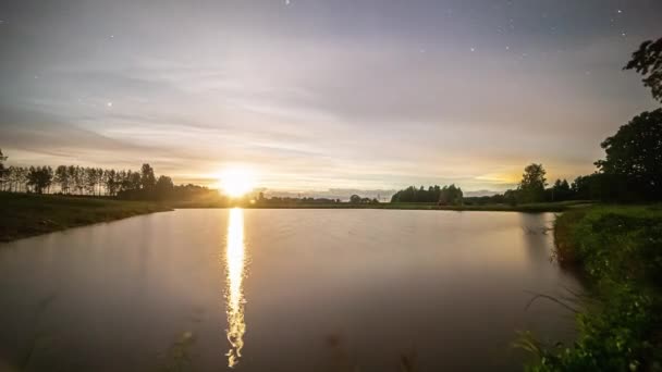 Закат Горизонте Восход Луны Звездном Небе Облака Отражаются Поверхности Озера — стоковое видео