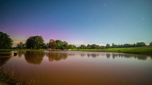 オーロラボレアリスと夜空 完璧な反射で穏やかな湖の上の星 タイムラプス — ストック動画
