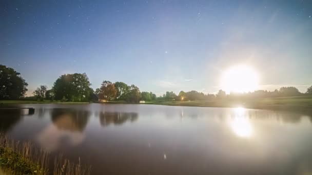Αστέρια Που Περιστρέφονται Στο Νυχτερινό Ουρανό Αντανακλώντας Λίμνη Και Μετά — Αρχείο Βίντεο