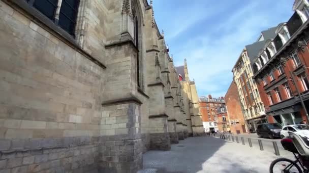 沿着法国里尔的圣莫里斯天主教堂走在人行道上 Pov — 图库视频影像