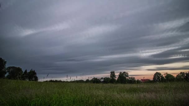 Wolken Bewegen Snel Lucht Het Platteland Landschap Met Geïsoleerde Huis — Stockvideo