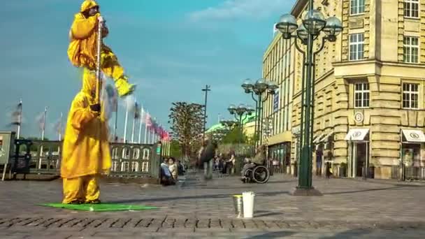 Timelapse Illusionist Street Performer Performing Levitation Trick City Square Prague — Vídeos de Stock