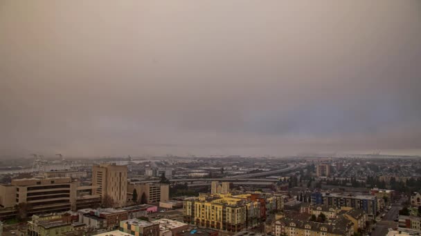 米国の曇りの日にバックグラウンドでポートを持つサンフランシスコ市 時間の経過 コピースペースのための空 — ストック動画
