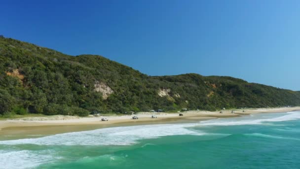 4Wd Cars Driving Sandy Beach Shore Blue Ocean Waves Australia — Stok Video