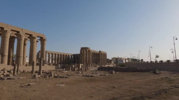 Långsam Stekpanna Som Visar Resterna Raderna Sandstenskolonner Vid Luxor Temple — Stockvideo