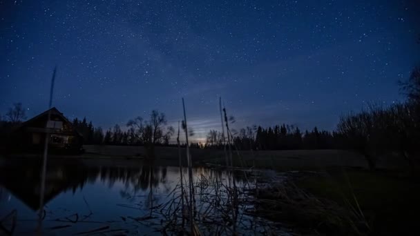Láctea Lua Movendo Através Céu Sobre Cabine Por Lago Noite — Vídeo de Stock