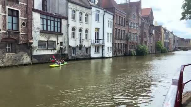 People Kayaking Leie River Houses Ghent Belgium Широкие — стоковое видео