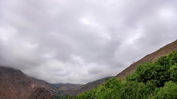 Der Wind Bläst Sommer Wolken Zwischen Zwei Berggipfeln Bewölkte Wolkenlandschaft — Stockvideo