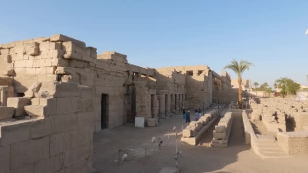 Panning Shot Turis Berdiri Luar Dan Memasuki Luxor Candi — Stok Video