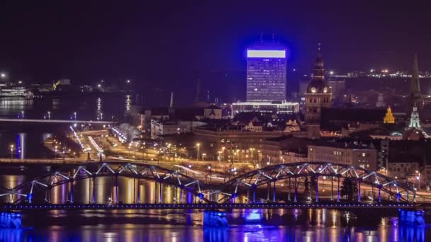 Рига Латвия Ночная Задержка Движения Городе Мостом Переднем Плане — стоковое видео