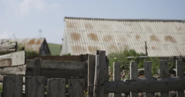 Kuivattu Puinen Aita Kaksi Vanhaa Kylätaloa Näkymä Aurinkoisena Päivänä Keskittynyt — kuvapankkivideo