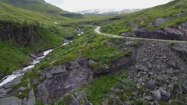 마지막 언덕을 오르고 노르웨이 의도로 건널목을 가로지르는 보여준다 — 비디오