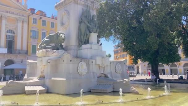 Pomnik Giuseppe Garibaldiego Fontanną Wodną Placu Miejskim Nicei Francja Szeroki — Wideo stockowe