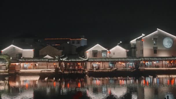 Kínai Házak Világítanak Éjszaka Fényeket Tükröznek Vizekben Xijin Balra — Stock videók