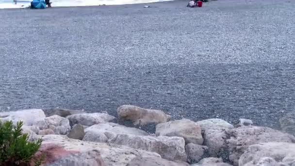 Люди Сидящие Скале Пляжа Магнан Берегу Средиземного Моря Закате Ницце — стоковое видео