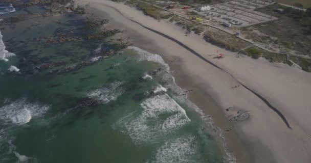 完璧な空のビーチの4K Uhd空中ドローン映像長い波が美しい晴れた日に美濃の大西洋で海岸に転がり — ストック動画