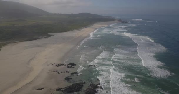 完璧な波と黄色の砂で晴れた日にポルトガルの大西洋でのアルダビーチの空中トップダウンビュー — ストック動画