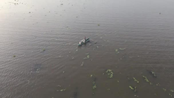 360 Воздушный Беспилотник Локальные Традиционные Рыбаки Грязи Реки Рыбалка — стоковое видео