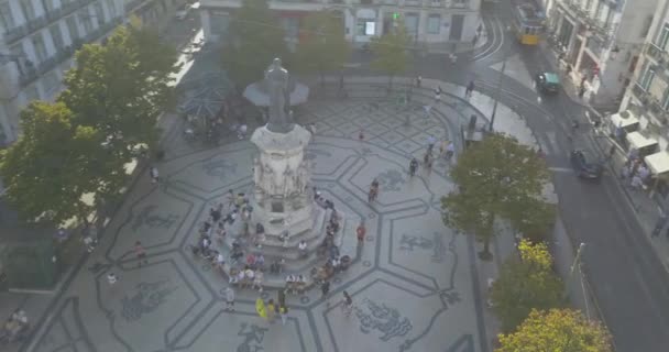 空中鸟儿的眼睛从头顶俯瞰着城里有红色屋顶的街道 路易斯 卡莫斯广场的无人机葡萄牙首都里斯本 — 图库视频影像