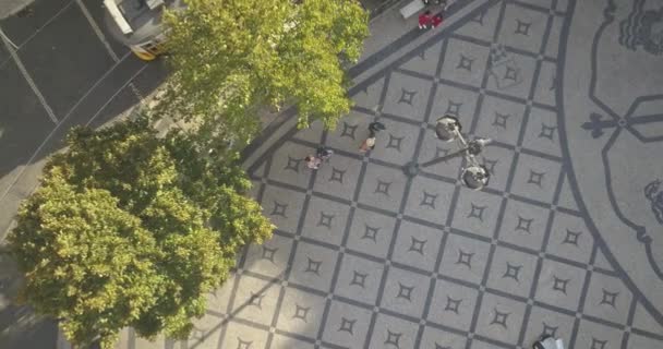 Electricidade Circula Sobre Praça Lus Cames Com Pavimento Tradicional Português — Vídeo de Stock