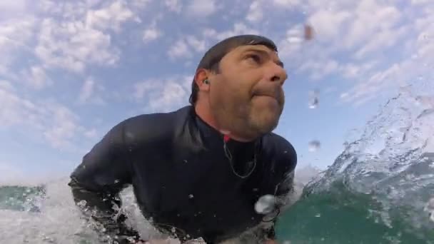 スローモーション 中筒バレル波の中をサーフィン極端なサーファー カスカイスビーチ — ストック動画