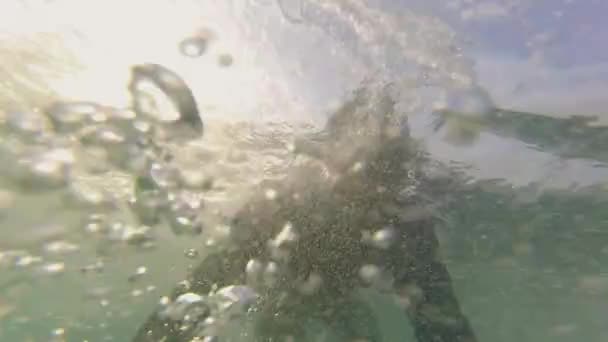 Homem Mergulha Com Prancha Surf Debaixo Água Para Passar Onda — Vídeo de Stock