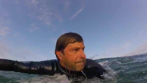 唇を攻撃する青い海の波のサーファー 4Kスローモーション — ストック動画